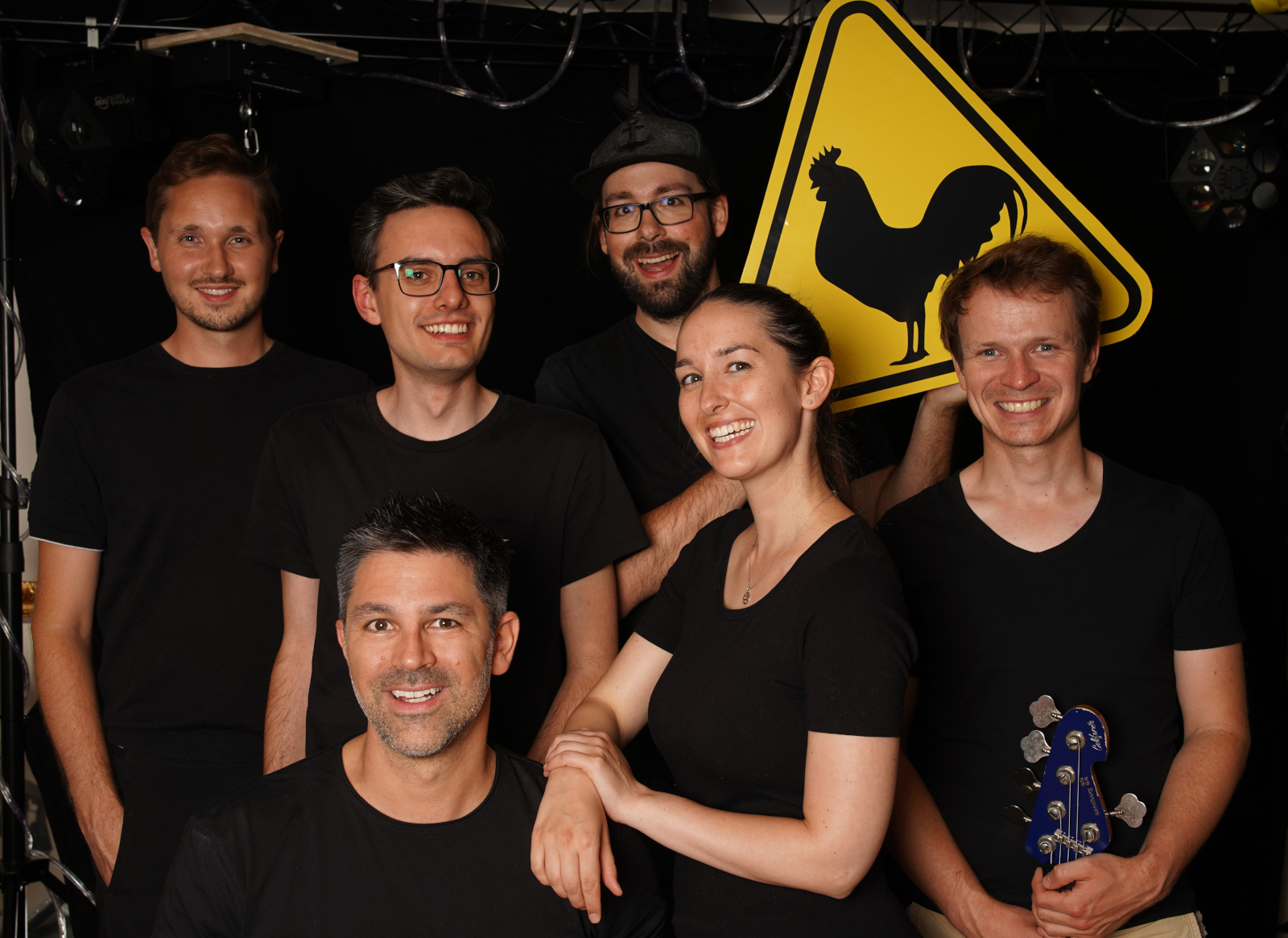 Die sechs Bandmitglieder von Chicken Dinner